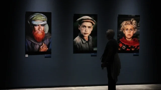 Una persona observa parte de la exposición de Steve McCurry, en el Franz Mayer. Foto: N+