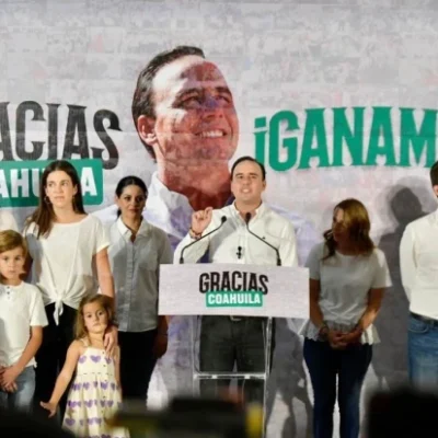 Manolo Jiménez, acompañado de su familia, celebra triunfo en plaza de Saltillo. Foto: Twitter @alitomorenoc