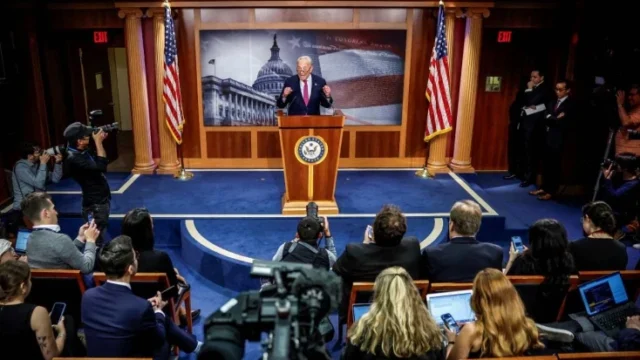 Chuck Schumer anuncia en conferencia de prensa la aprobación para elevar el techo de deuda. Foto: Reuters