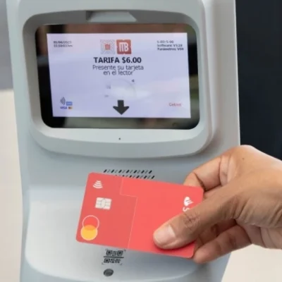 Un usuario usa el nuevo sistema de pago en la Línea 5 del Metrobús. Foto: Cuartoscuro