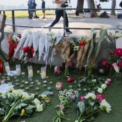 Dejan flores y velas en el parque Le Paquier después de que varios niños y adultos resultaran heridos. Foto: Reuters
