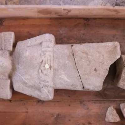 Pieza de piedra de la gobernante de Amajac, descubierta en Álamo Temapache, Veracruz. Foto: EFE
