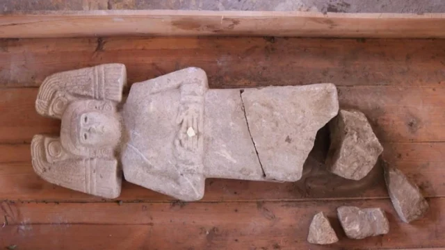 Pieza de piedra de la gobernante de Amajac, descubierta en Álamo Temapache, Veracruz. Foto: EFE