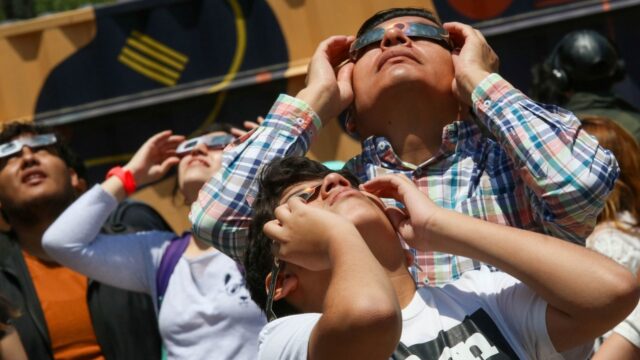 capitalinos-observan-eclipse-solar-2024